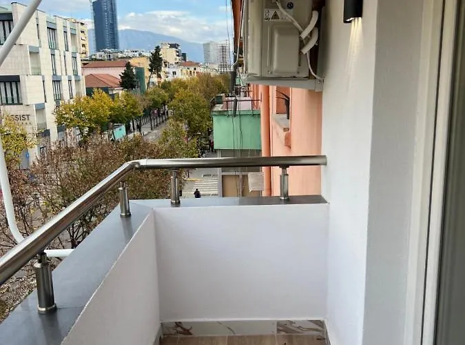 Leti Rruga E Durresit Тирана